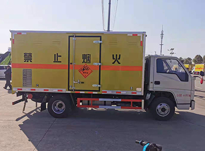 下城爆破器材运输车工人安全操作规范与智能技术保障